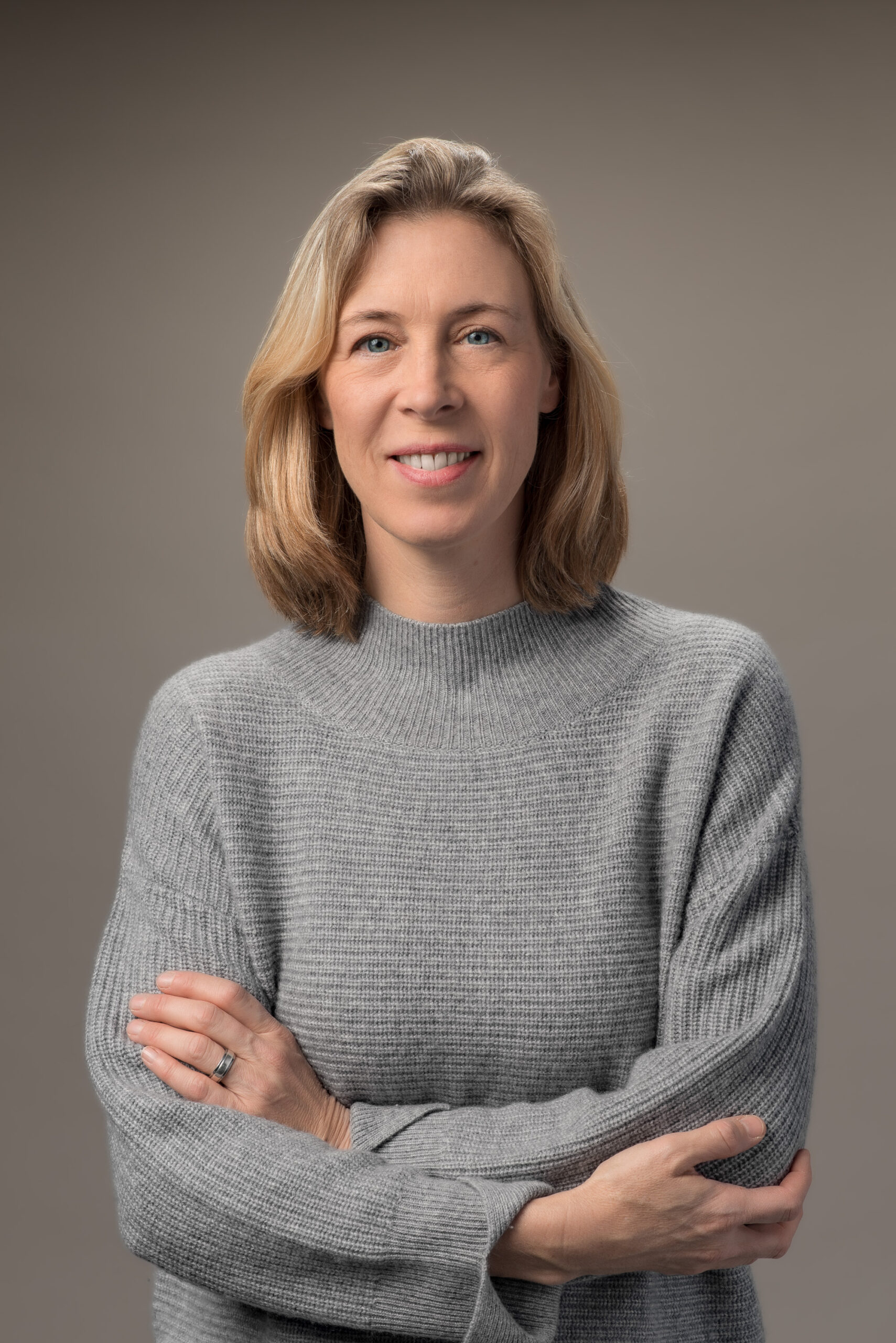 Portret bewerkt 2025 12 01 Mira Herens Fotostudio Gijs de Koning 9431 scaled